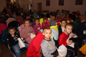Read more about the article TEATR w DOBREJ „Pchła Szachrajka” – projekcja dla szkoły