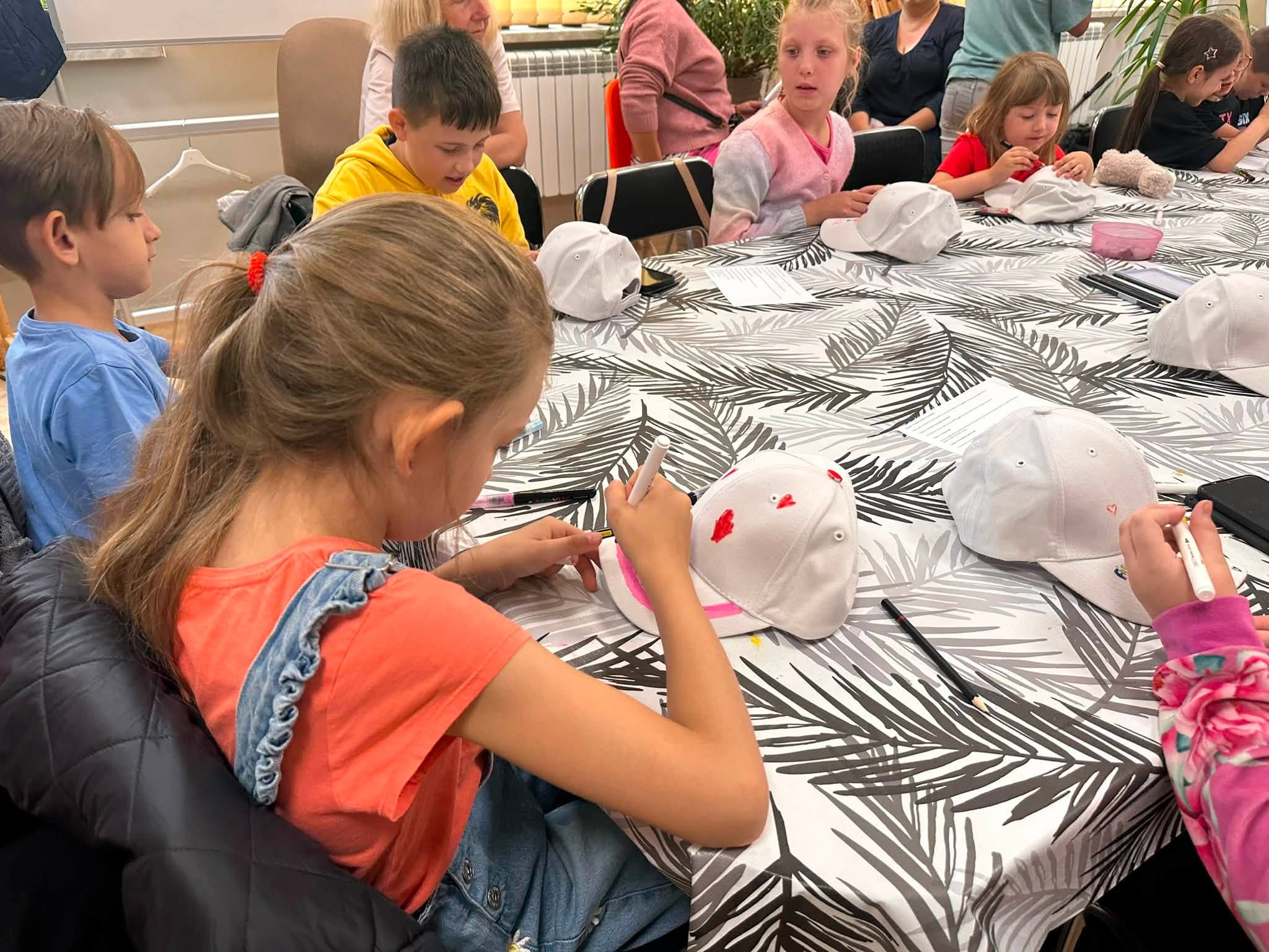 You are currently viewing Zajęcia wakacyjne – malowanie czapek z daszkiem